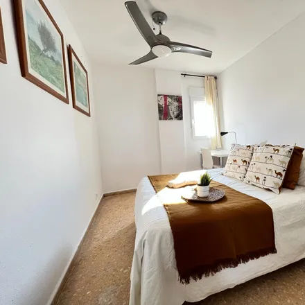 Rent this 5 bed room on Carrer de Josep Ballester in 59, 46022 Valencia