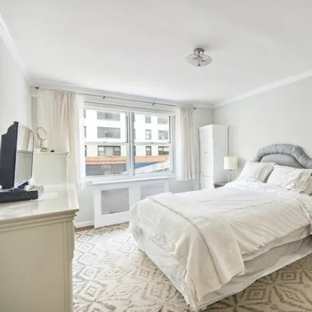 Image 3 - 233 East 69th Street, New York, NY 10021, USA - Apartment for sale