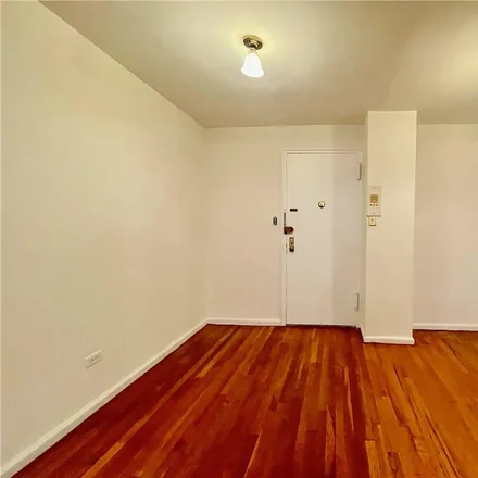 Image 5 - 2680 East 19th Street, New York, NY 11235, USA - Condo for sale