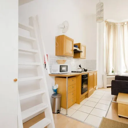 Rent this studio apartment on 46 Penywern Road in London, SW5 9AS