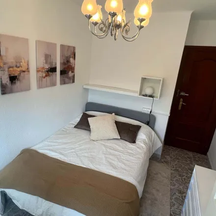 Rent this 4 bed room on Calle Miraorquídeas in 2, 29011 Málaga