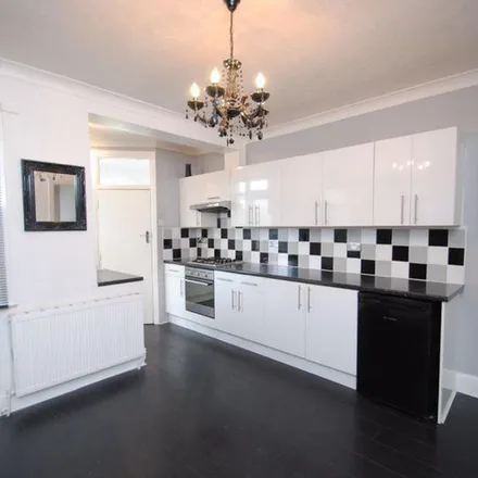 Rent this 3 bed townhouse on Fairfax Drive in Southend-on-Sea, SS0 9GG