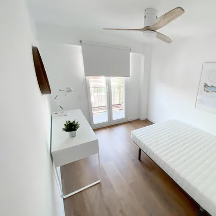 Rent this 5 bed room on Carrer del Doctor Vicent Zaragozà in 81, 46020 Valencia
