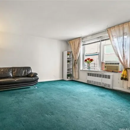 Image 3 - 33-04 91st Street, New York, NY 11372, USA - Apartment for sale