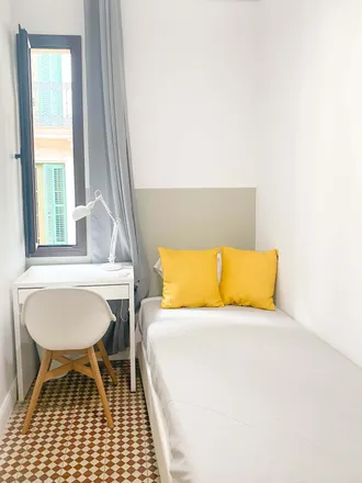 Rent this 3 bed room on Market House S.L. in Travessera de Gràcia, 08001 Barcelona