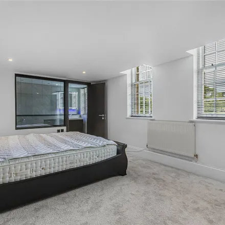 Rent this 2 bed apartment on Royal Drive in London, N11 3FT