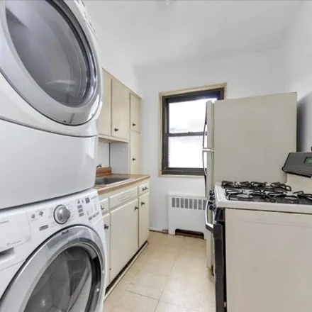 Image 7 - 160-56 17th Avenue, New York, NY 11357, USA - Apartment for sale