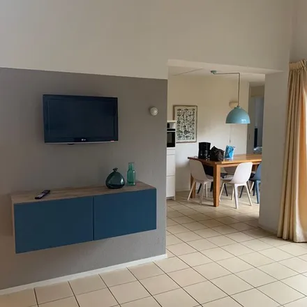 Rent this 3 bed apartment on Delftselaan 78 in 2512 RH The Hague, Netherlands