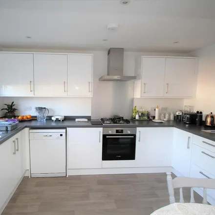 Image 2 - Forrester Walk, Lindford, GU35 0FL, United Kingdom - Townhouse for rent