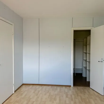 Rent this 2 bed apartment on Niittäjäntie 21 in 01660 Vantaa, Finland
