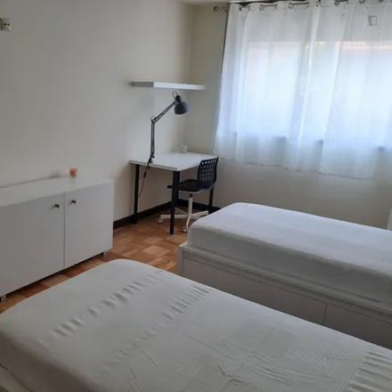 Rent this 4 bed room on Rua de Santos Pousada in 4000-075 Porto, Portugal