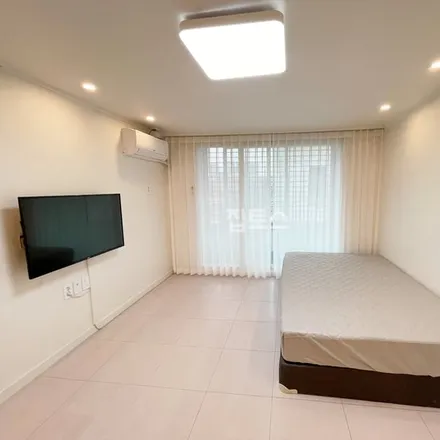 Rent this studio apartment on 서울특별시 강남구 신사동 609-5