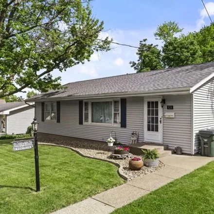 Buy this 3 bed house on 904 Woodlawn Avenue in Muscatine, IA 52761
