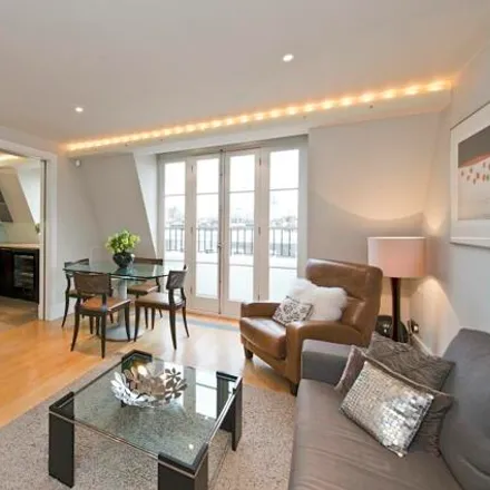 Rent this 2 bed room on Queen's Gate Gardens in London, SW7 4PD