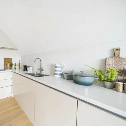 Rent this 3 bed room on Rosebery Road in Kings Avenue, London