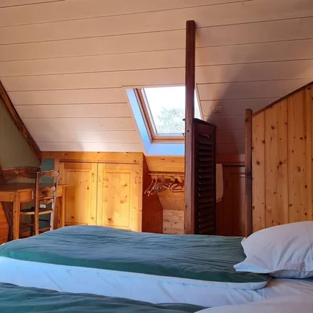 Rent this 2 bed townhouse on Clos le Bois le Roi in 45530 Vitry-aux-Loges, France