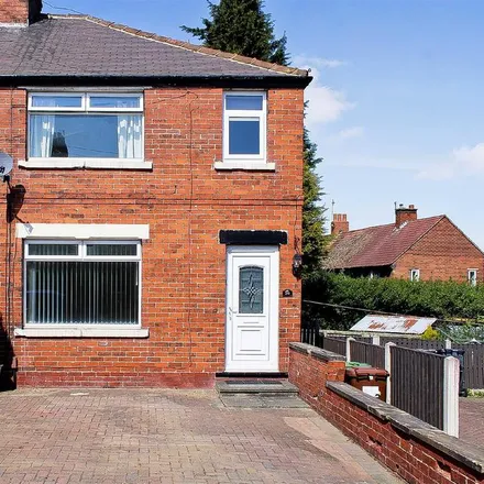 Rent this 3 bed townhouse on Vicarage Avenue in Gildersome, LS27 7DS