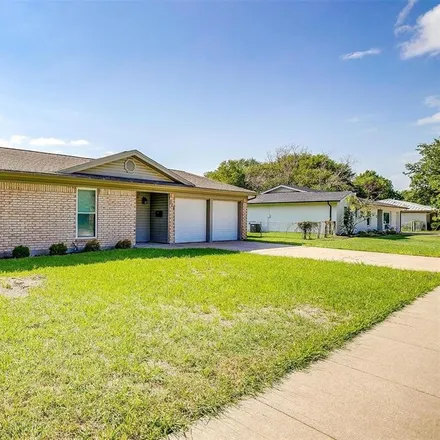 Image 2 - 629 Lynnewood Avenue, Burleson, TX 76028, USA - House for sale