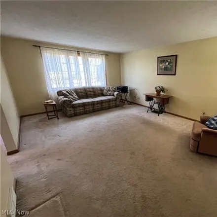 Image 6 - 2038 Kevin Court Northeast, New Philadelphia, OH 44663, USA - House for sale