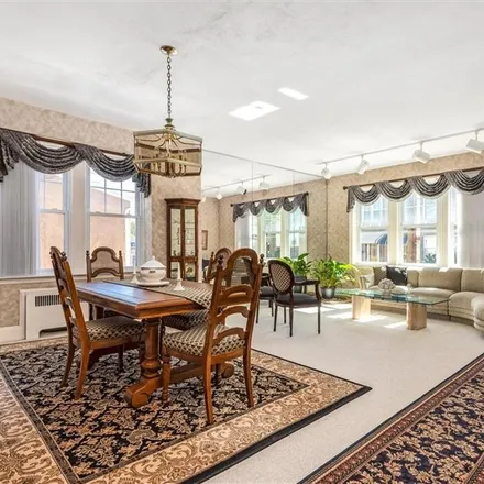 Image 4 - 75-37 67th Road, New York, NY 11379, USA - Townhouse for sale