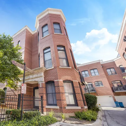 Rent this 4 bed townhouse on 910 West Village Court in Chicago, IL 60607