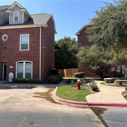 Rent this 3 bed condo on Holleman @ Spirit Ice Arena in Holleman Drive East, College Station