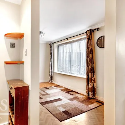 Rent this 2 bed townhouse on Streatham Common in Estreham Road, London