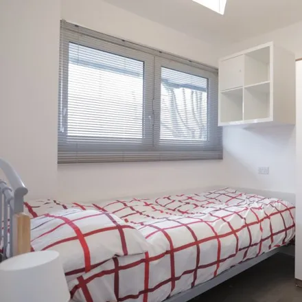 Rent this 4 bed room on Corringham Road in London, NW11 7BU