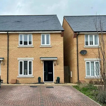 Buy this 3 bed duplex on Wilson Close in Biggleswade, SG18 8XS
