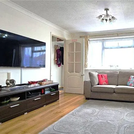 Image 3 - 21 Stuart Way, Staines-upon-Thames, TW18 1EP, United Kingdom - Townhouse for rent