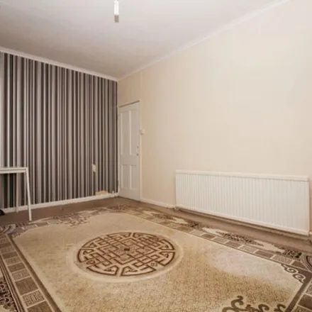 Rent this 4 bed townhouse on Dunkeld Road in London, RM8 2PT