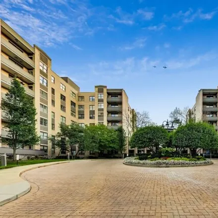Image 1 - Barclay Place, 4545 West Touhy Avenue, Lincolnwood, Niles Township, IL 60712, USA - Condo for sale