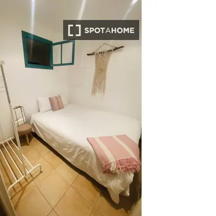 Rent this 2 bed room on Carrer de Martínez de la Rosa in 42, 08001 Barcelona