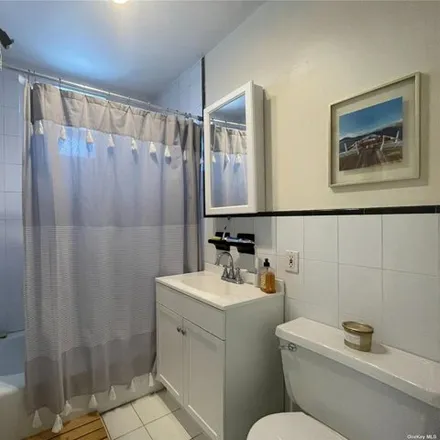 Image 4 - 21-12 23rd Terrace, New York, NY 11105, USA - House for sale