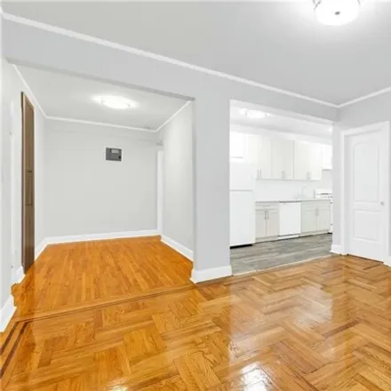 Image 3 - 240 Ocean Parkway, New York, NY 11218, USA - Apartment for sale