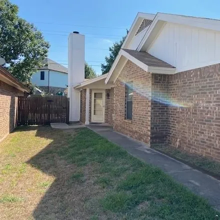 Image 2 - 412 Sycamore Lane, Euless, TX 76039, USA - House for rent