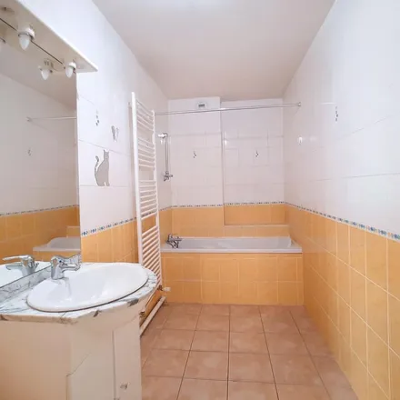 Rent this 2 bed apartment on 32 Rue Saint-lazare in 60800 Crépy-en-Valois, France