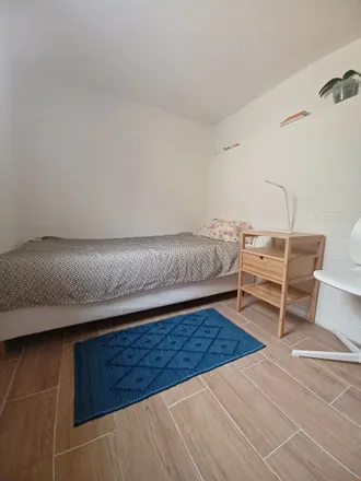 Rent this 1 bed room on Tanqmatic GRAÇA in Rua da Senhora do Monte, 1170-358 Lisbon