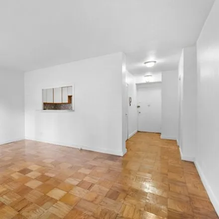 Image 4 - 220 East 60th Street, New York, NY 10022, USA - Apartment for rent