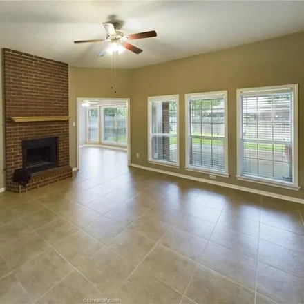 Image 3 - 4005 Hunter Creek Drive, College Station, TX 77845, USA - House for sale