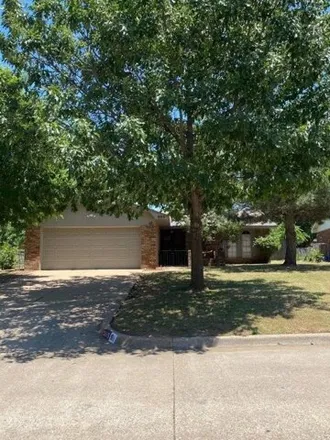 Rent this 3 bed house on 905 Fairbanks St in Yukon, Oklahoma