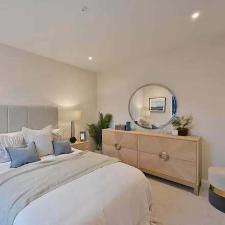 Rent this 3 bed townhouse on Rosebery Road in Kings Avenue, London
