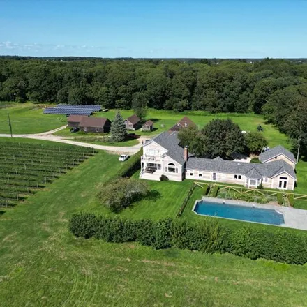Rent this 6 bed house on 4998 Evergreen Drive in Cutchogue, Southold
