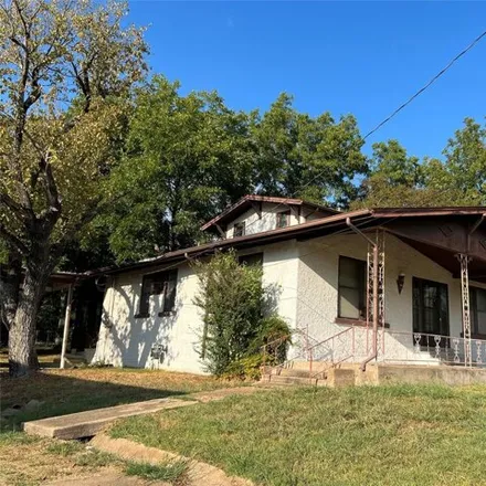 Buy this 3 bed house on 888 West 7th Street in Bonham, TX 75418