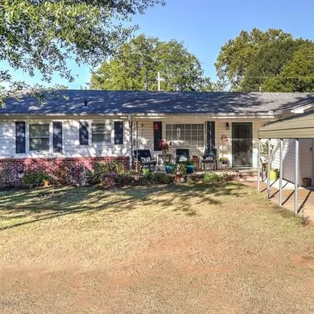 Buy this 3 bed house on 922 South Liberty Avenue in Okmulgee, OK 74447