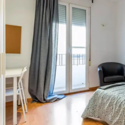 Rent this 5 bed room on Avinguda del Port in 97, 46023 Valencia