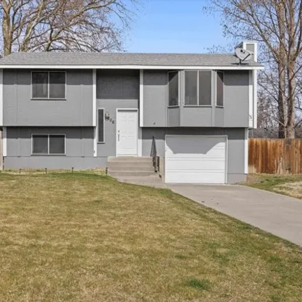 Buy this 3 bed house on 700 West 44th Place in Kennewick, WA 99337