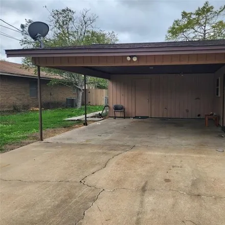 Image 3 - 353 Edgewood Avenue, Giddings, TX 78942, USA - House for sale