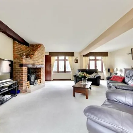 Image 2 - unnamed road, Loughton, IG10 1PD, United Kingdom - House for sale