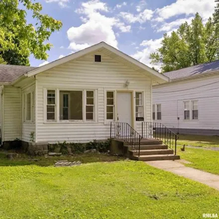Buy this 3 bed house on 704 West Saint Louis Street in West Frankfort, Franklin County